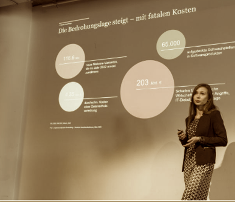 Andrea Hornung hält einen Vortrag
